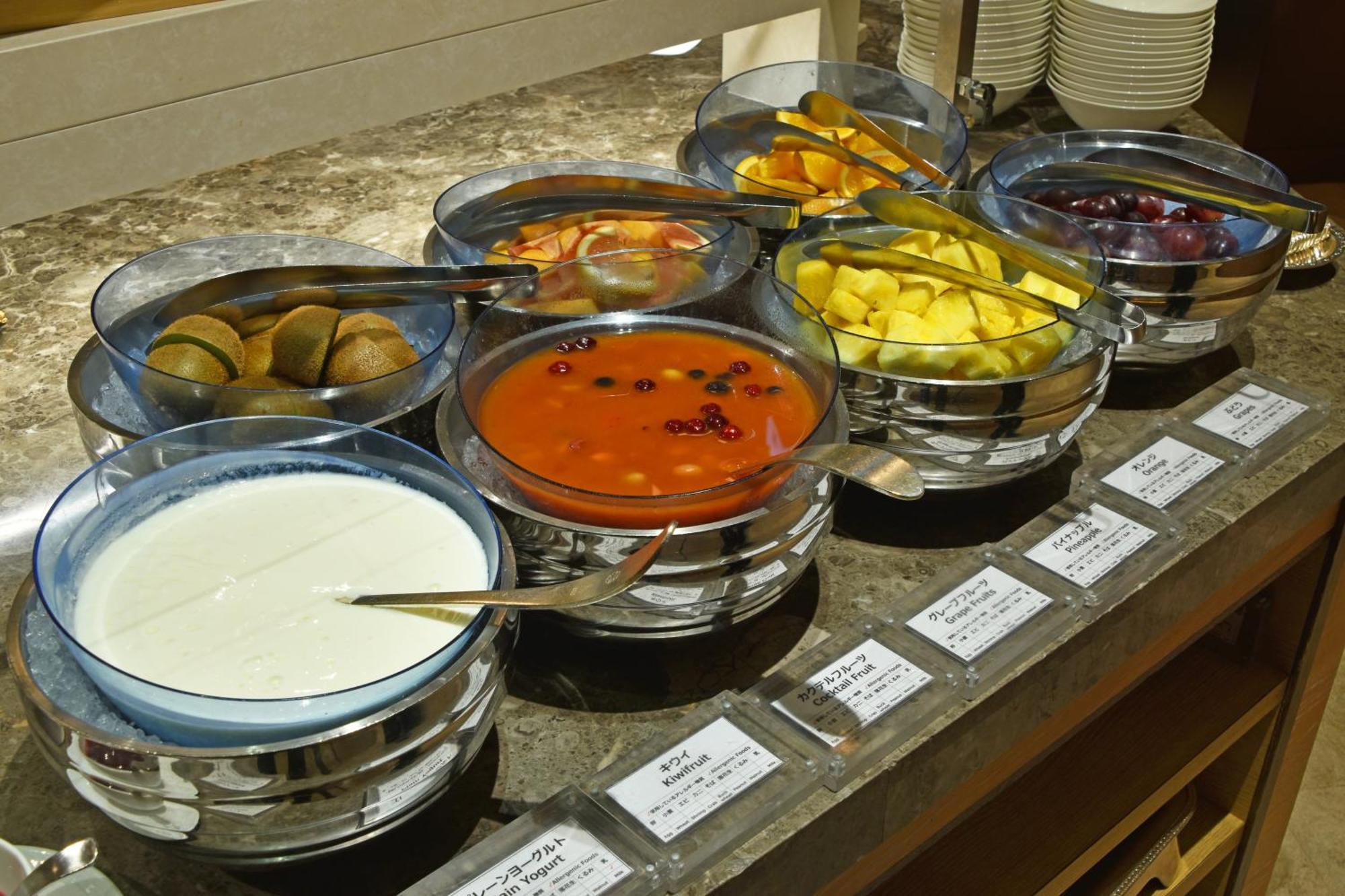 Hotel Okura Fukuoka Fukuoka  Buitenkant foto A selection of fruit and yoghurt at a buffet