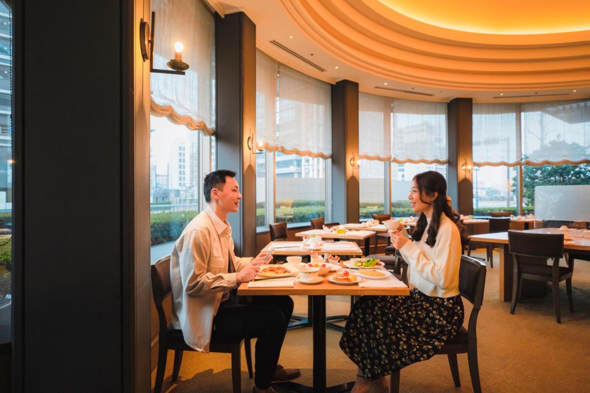 Hotel Okura Fukuoka Fukuoka  Buitenkant foto A couple dining at a restaurant in Japan