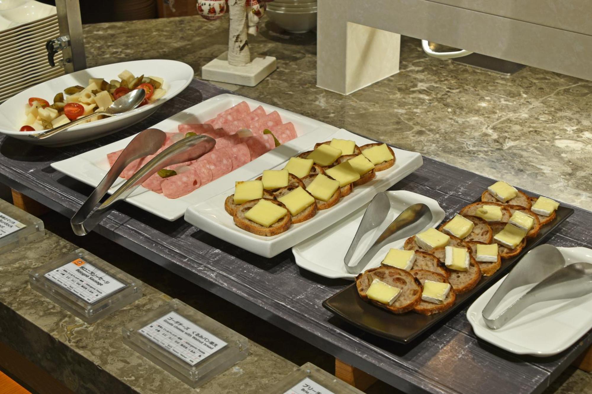 Hotel Okura Fukuoka Fukuoka  Buitenkant foto A cheese platter