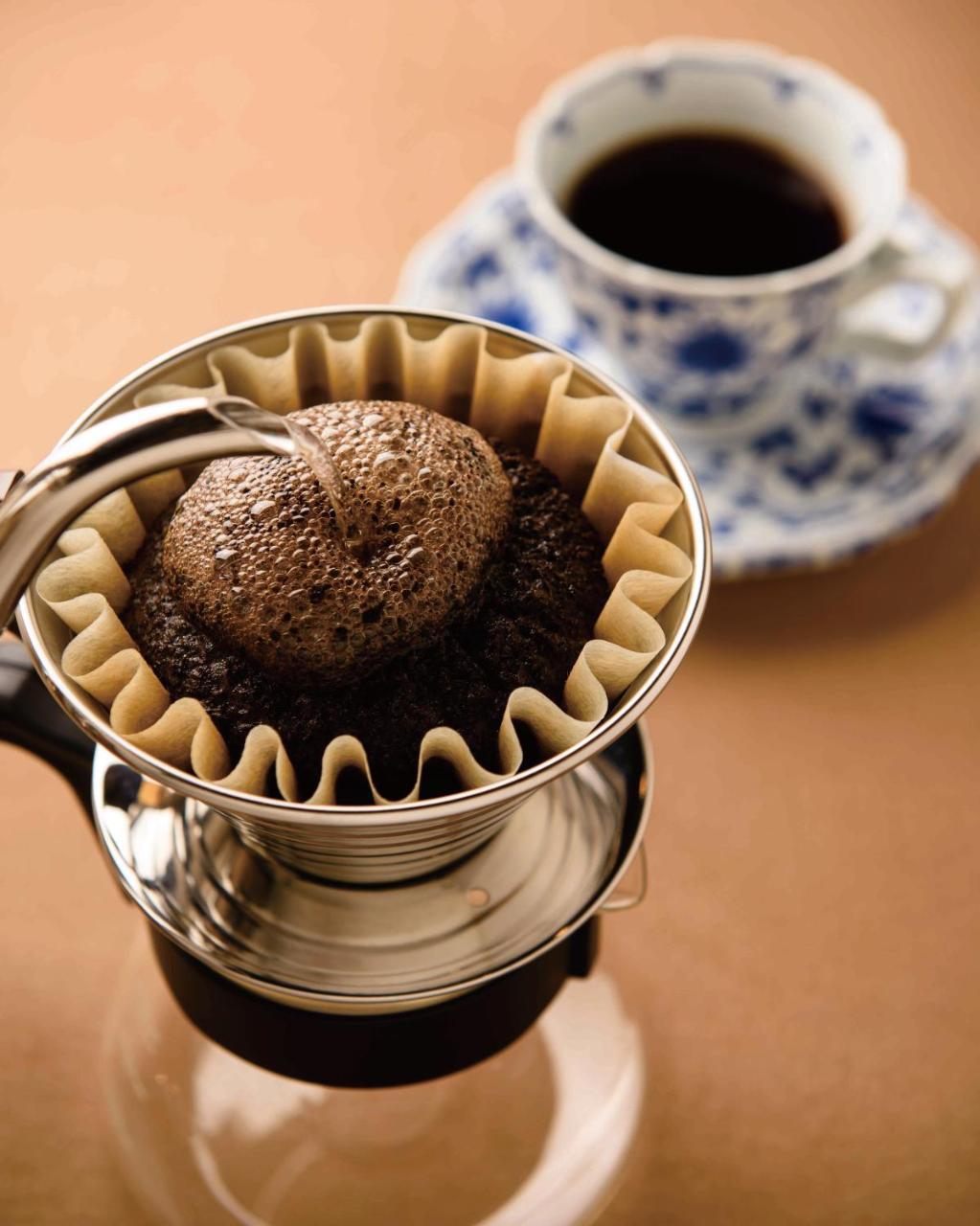 Hotel Okura Fukuoka Fukuoka  Buitenkant foto Coffee being brewed with a Kalita coffee filter