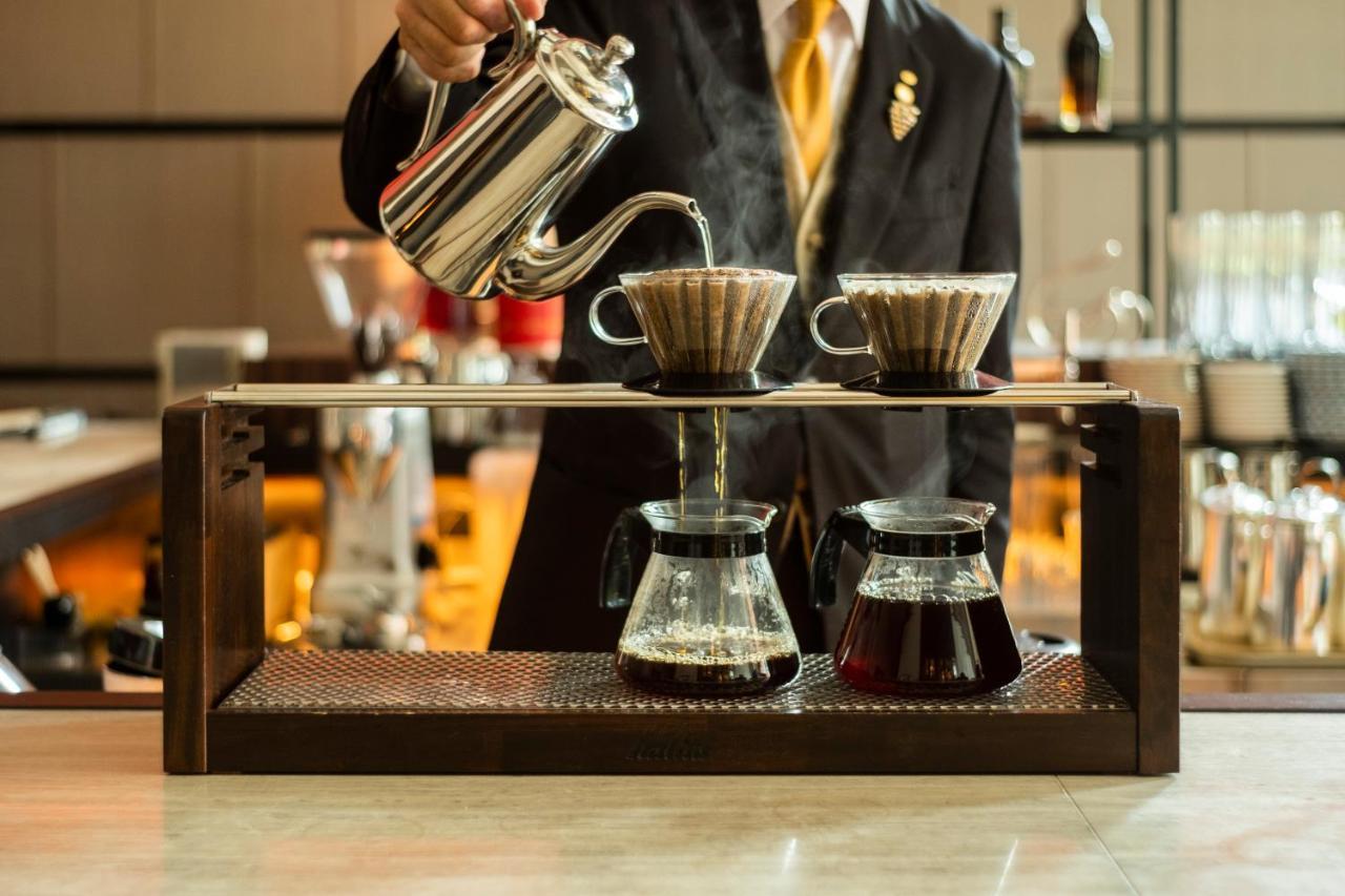 Hotel Okura Fukuoka Fukuoka  Buitenkant foto A coffee being brewed with the V60 method
