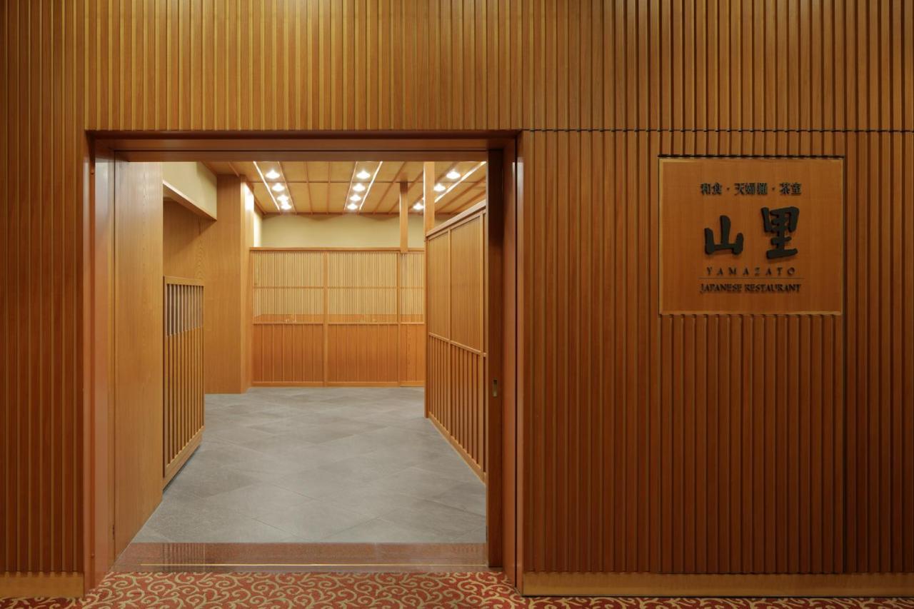 Hotel Okura Fukuoka Fukuoka  Buitenkant foto Entrance to the library